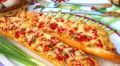 Запечённый багет с колбасой, помидорами и сыром