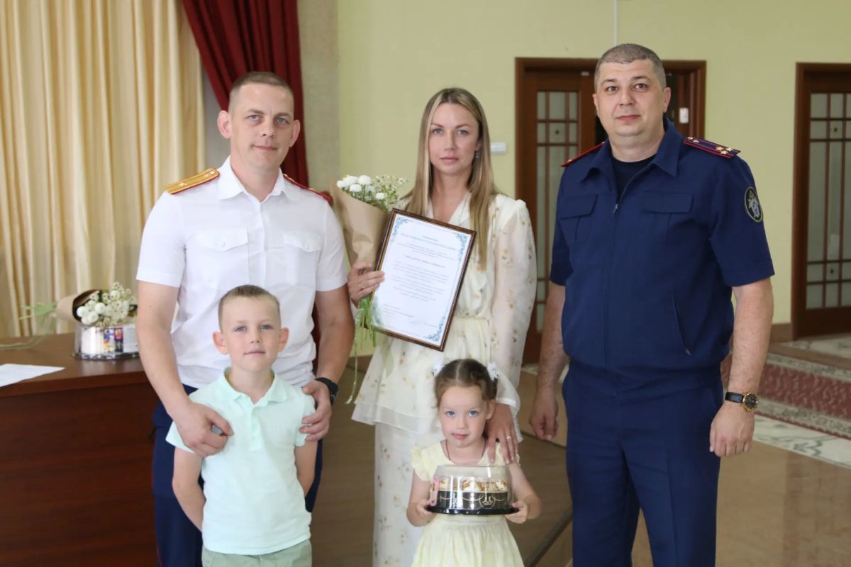 Руководитель следственного управления поздравил сотрудников с Днем семьи, любви и верности Руководитель следственного управления поздравил сотрудников с Днем семьи, любви и верности