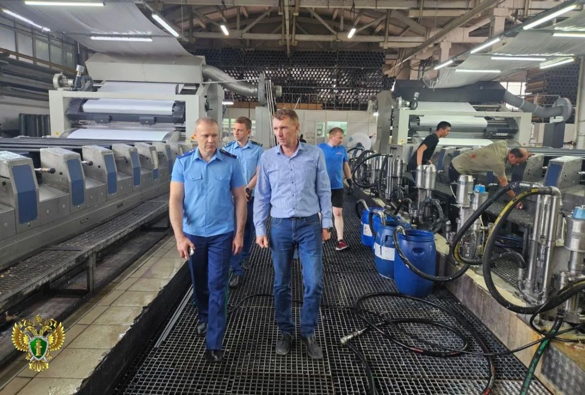 Прокурор Ивановской области Андрей Жугин посетил с рабочим визитом одно из крупнейших предприятий в Фурмановском районе по производству текстильной продукции ООО «МИРтекс»
