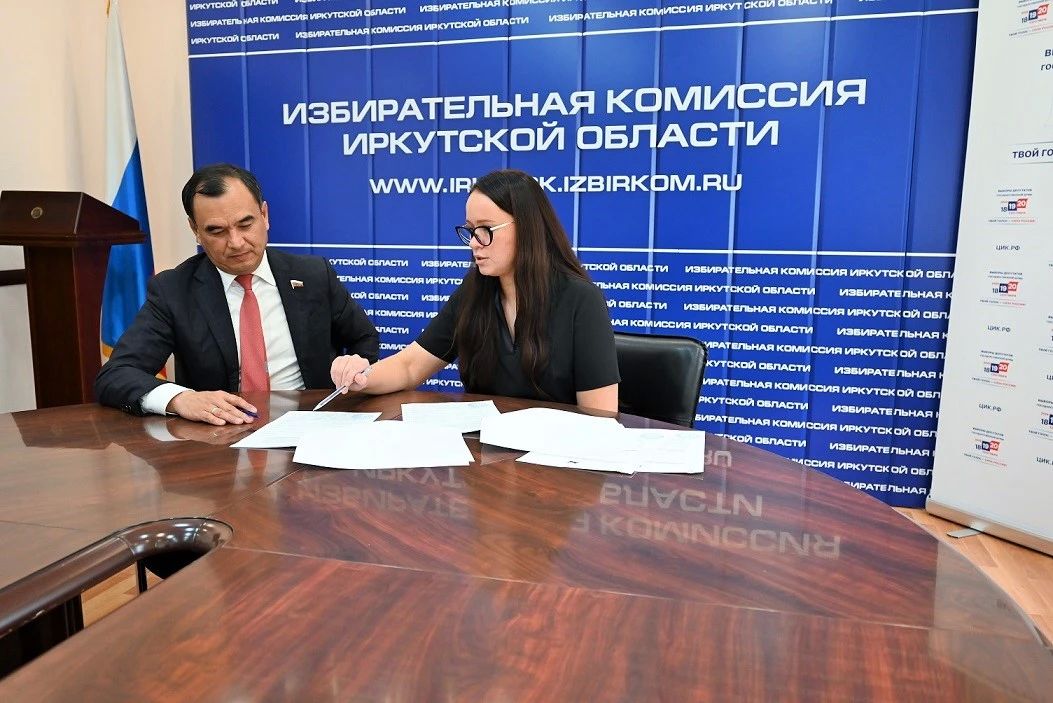 В избирком Иркутской области сегодня представил документы о выдвижении на выборах депутатов Госдумы кандидат по округу №97 Сергей Тен («Единая Россия»)