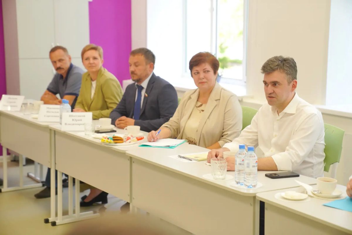 Станислав Воскресенский вместе с депутатами и главой Вичуги обсудили актуальные вопросы развития города Станислав Воскресенский вместе с депутатами и главой Вичуги обсудили актуальные вопросы развития города