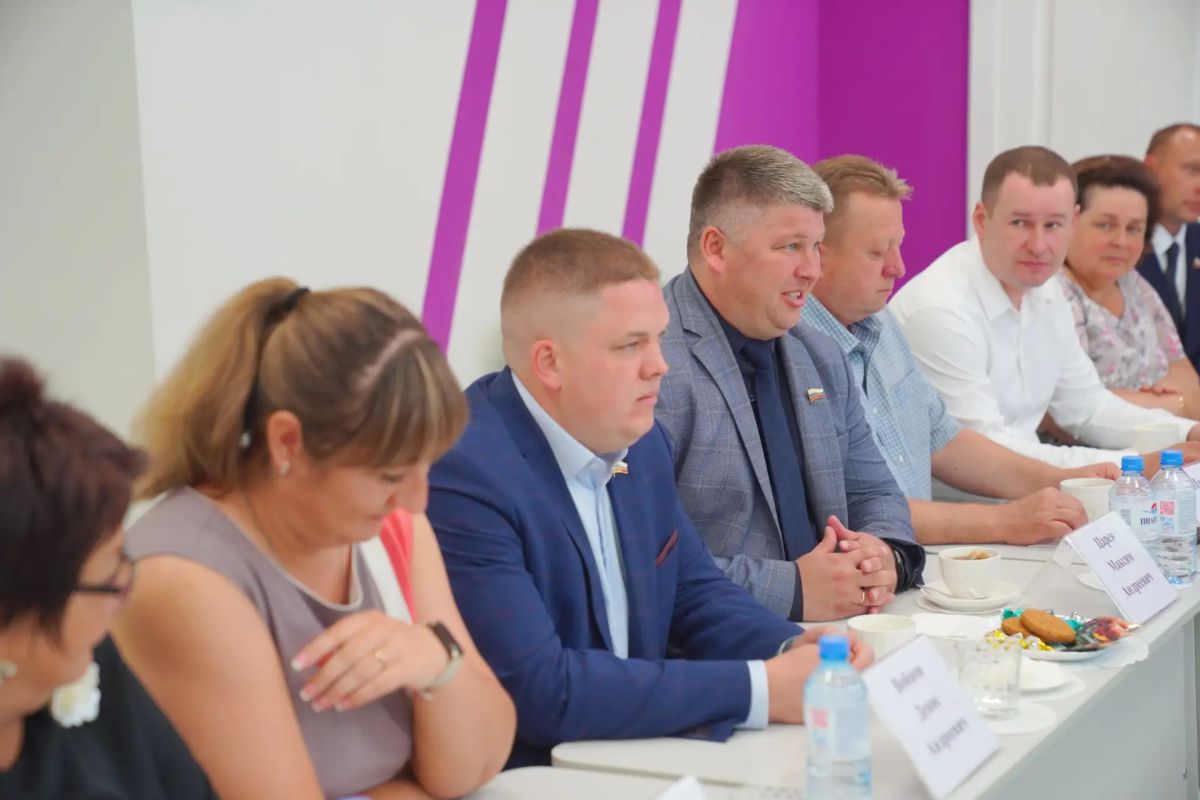 Станислав Воскресенский вместе с депутатами и главой Вичуги обсудили актуальные вопросы развития города Станислав Воскресенский вместе с депутатами и главой Вичуги обсудили актуальные вопросы развития города