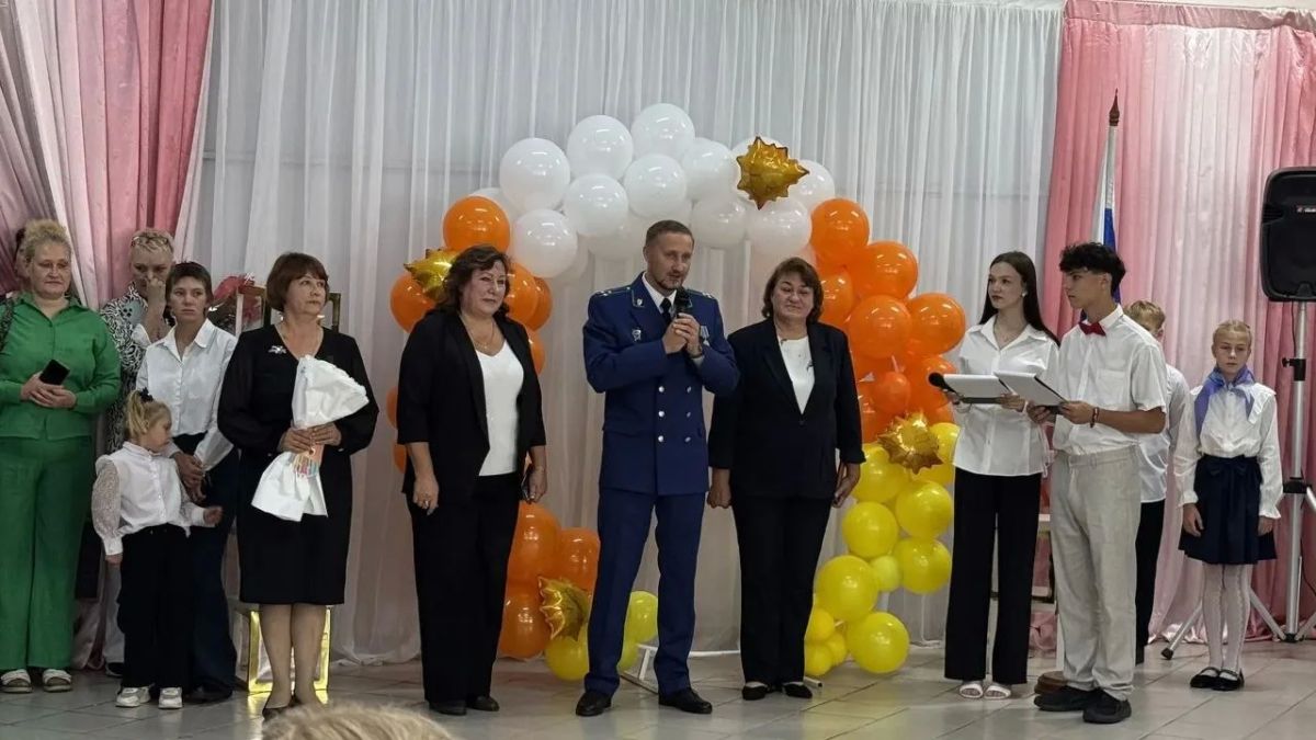 В торжественных мероприятиях в образовательных учреждениях региона также приняли участие заместитель прокурора области, городской, районные и межрайонные прокуроры, поздравив ребят с началом нового учебного года В торжественных мероприятиях в образовательных учреждениях региона также приняли участие заместитель прокурора области, городской, районные и межрайонные прокуроры, поздравив ребят с началом нового учебного года