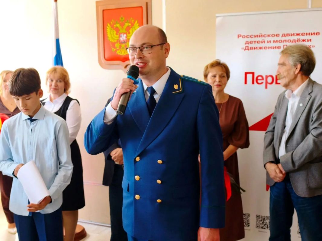 В торжественных мероприятиях в образовательных учреждениях региона также приняли участие заместитель прокурора области, городской, районные и межрайонные прокуроры, поздравив ребят с началом нового учебного года В торжественных мероприятиях в образовательных учреждениях региона также приняли участие заместитель прокурора области, городской, районные и межрайонные прокуроры, поздравив ребят с началом нового учебного года