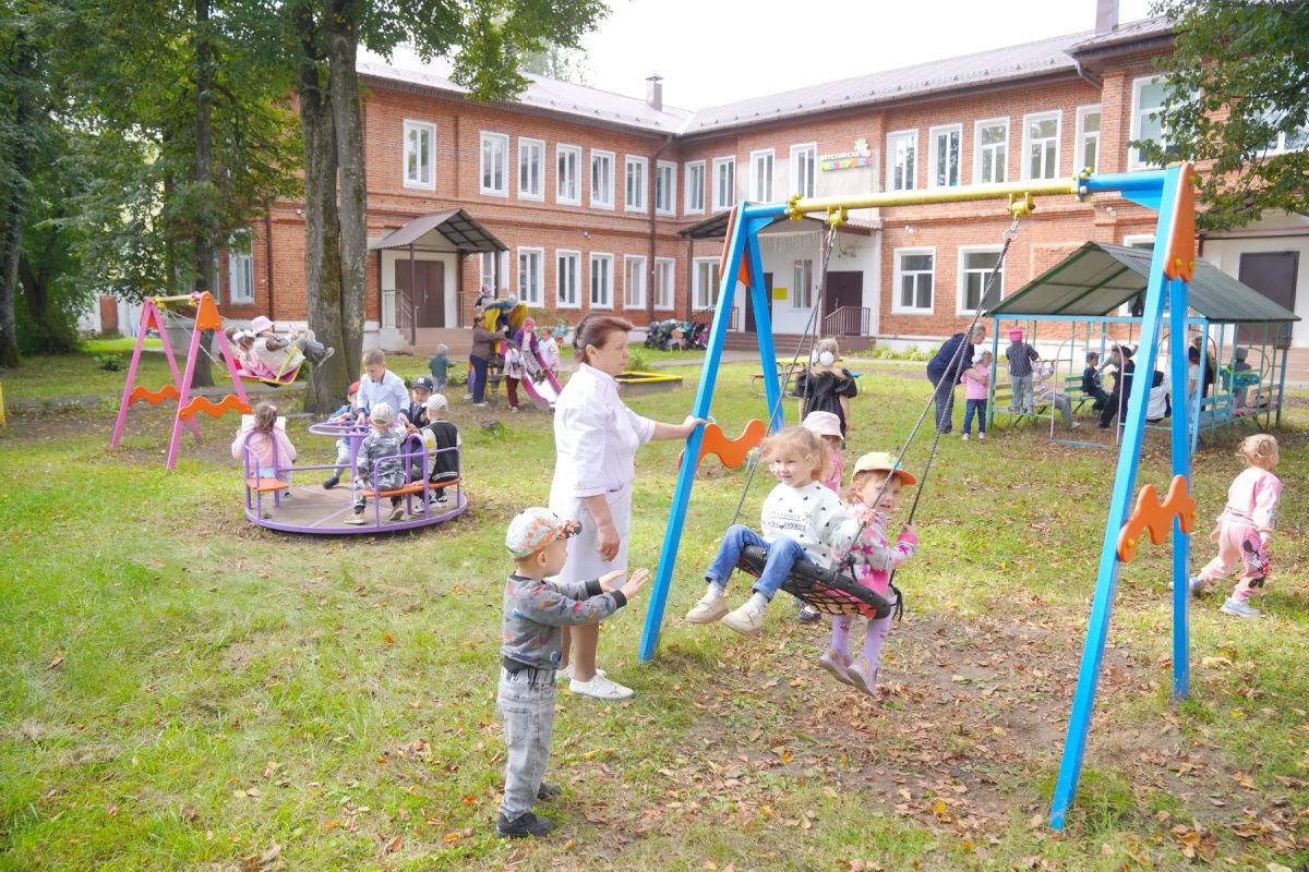 Из старых стен – в современное, безопасное и комфортное пространство для детей: 1 сентября детсад «Рябинушка» в Юже открыл двери после капремонта по нацпроекту «Семья» Из старых стен – в современное, безопасное и комфортное пространство для детей: 1 сентября детсад «Рябинушка» в Юже открыл двери после капремонта по нацпроекту «Семья»