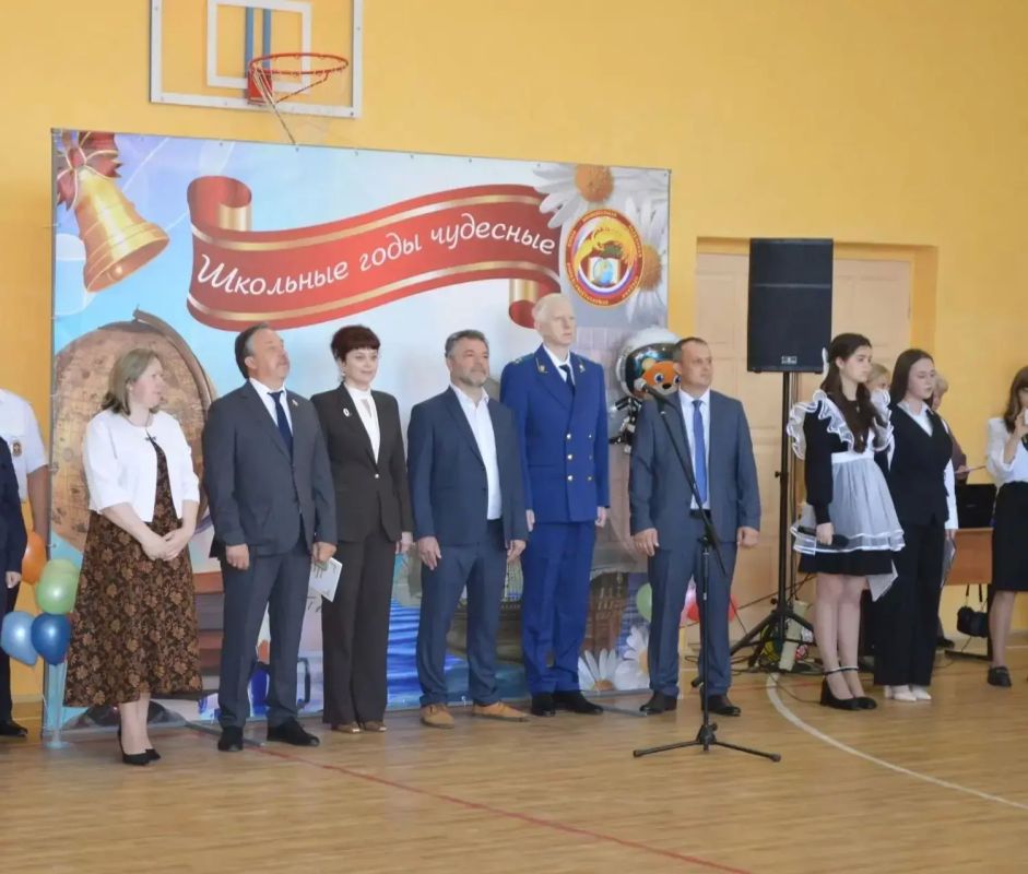 В торжественных мероприятиях в образовательных учреждениях региона также приняли участие заместитель прокурора области, городской, районные и межрайонные прокуроры, поздравив ребят с началом нового учебного года В торжественных мероприятиях в образовательных учреждениях региона также приняли участие заместитель прокурора области, городской, районные и межрайонные прокуроры, поздравив ребят с началом нового учебного года