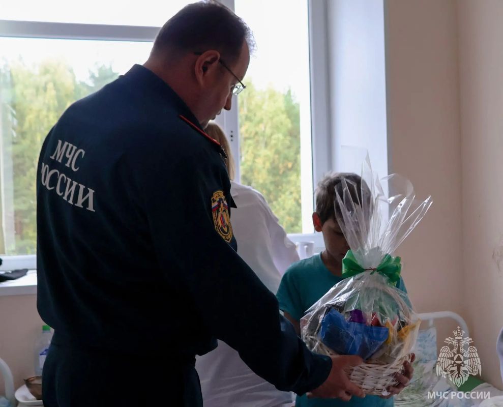 Врио начальника регионального МЧС Алексей Большов навестил пострадавшего мальчика, спасенного огнеборцами Врио начальника регионального МЧС Алексей Большов навестил пострадавшего мальчика, спасенного огнеборцами