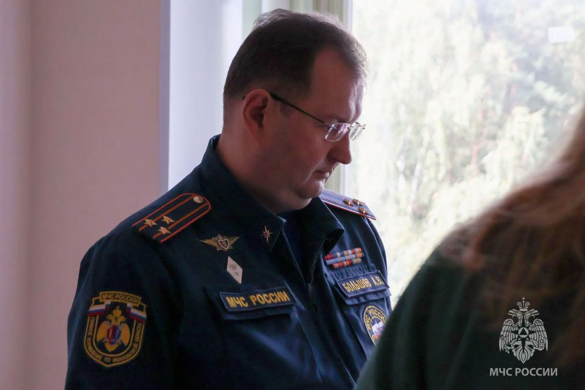 Врио начальника регионального МЧС Алексей Большов навестил пострадавшего мальчика, спасенного огнеборцами Врио начальника регионального МЧС Алексей Большов навестил пострадавшего мальчика, спасенного огнеборцами