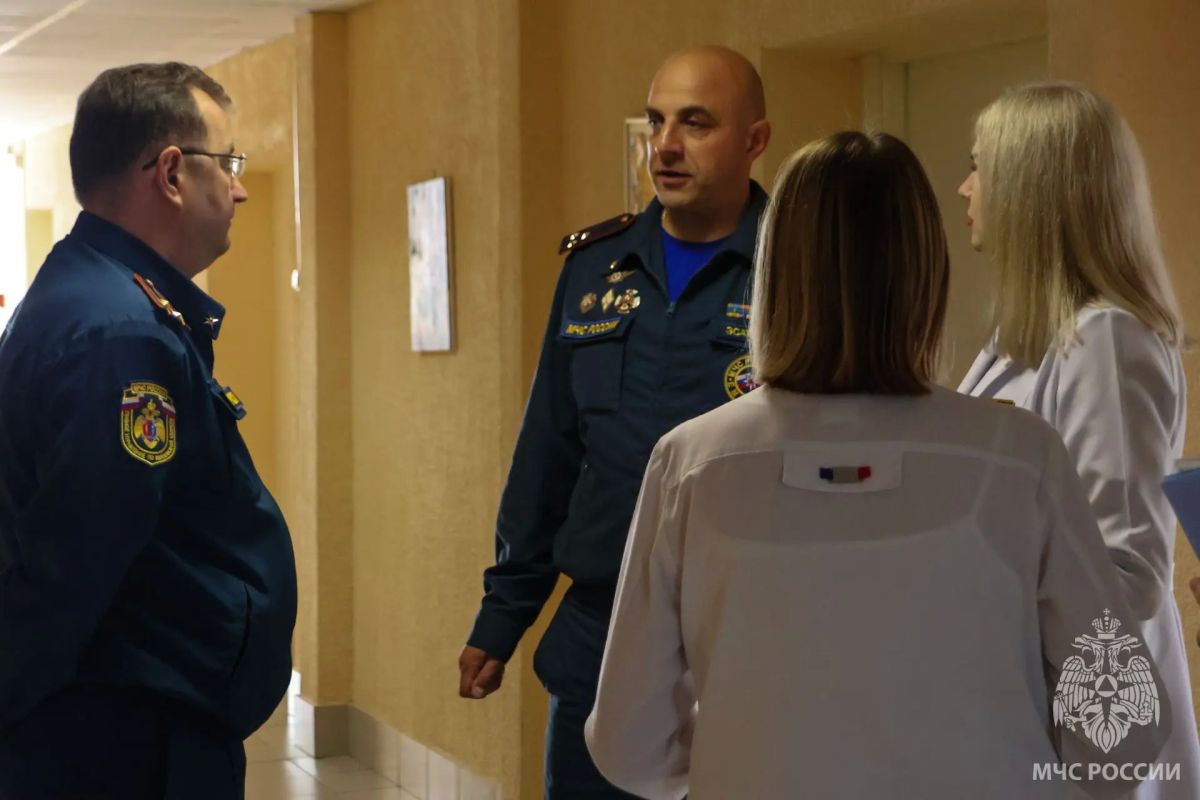 Врио начальника регионального МЧС Алексей Большов навестил пострадавшего мальчика, спасенного огнеборцами Врио начальника регионального МЧС Алексей Большов навестил пострадавшего мальчика, спасенного огнеборцами