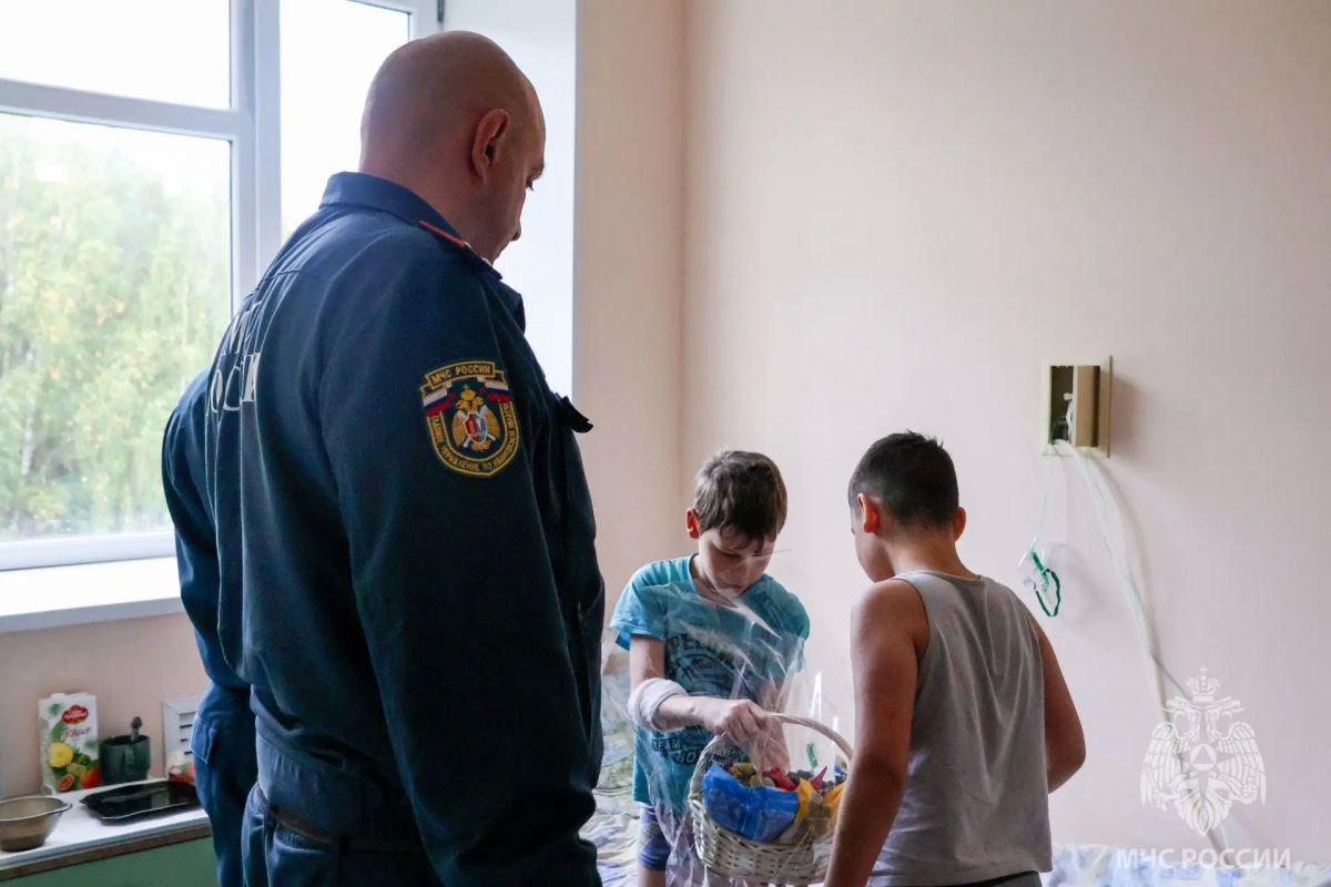 Врио начальника регионального МЧС Алексей Большов навестил пострадавшего мальчика, спасенного огнеборцами Врио начальника регионального МЧС Алексей Большов навестил пострадавшего мальчика, спасенного огнеборцами