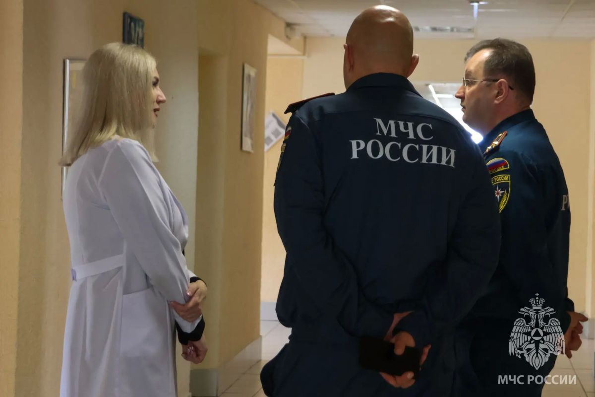 Врио начальника регионального МЧС Алексей Большов навестил пострадавшего мальчика, спасенного огнеборцами Врио начальника регионального МЧС Алексей Большов навестил пострадавшего мальчика, спасенного огнеборцами
