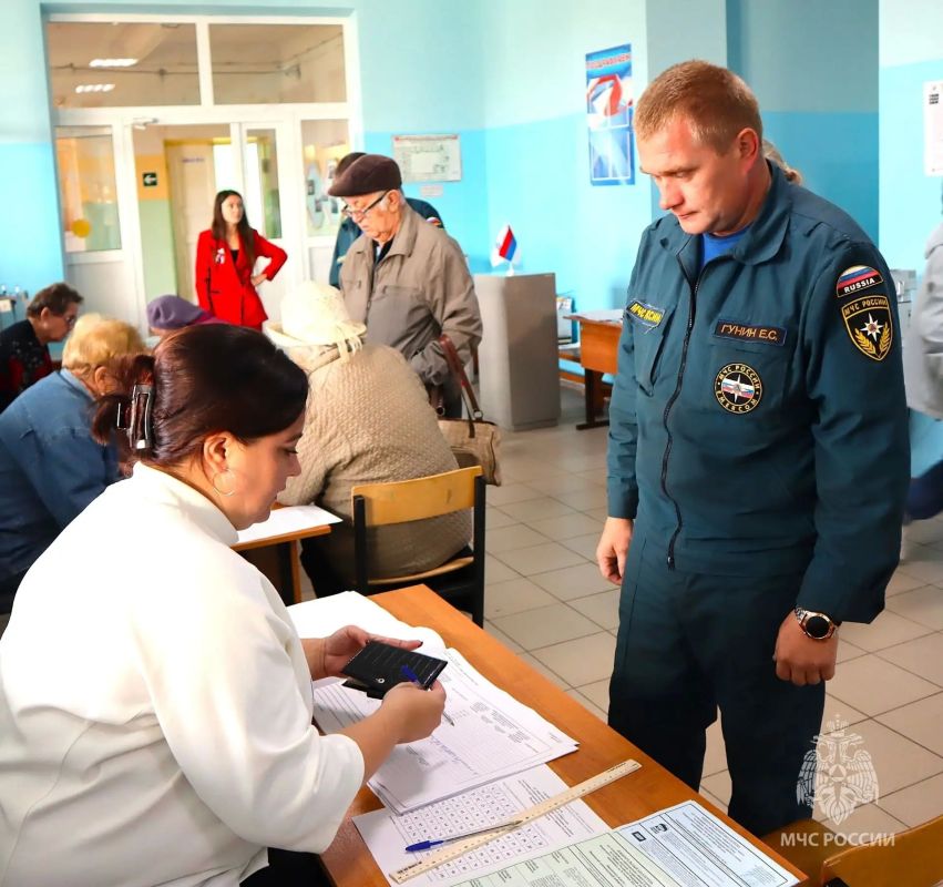 Работники 21-й пожарно спасательной части дежурят на избирательных участках Заволжского района Работники 21-й пожарно спасательной части дежурят на избирательных участках Заволжского района