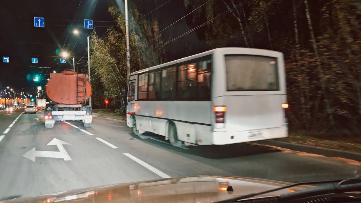 Автобус на «аварийке» парализовал движение из Иванова в Кохму