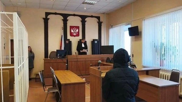 Жительница Родников обиделась на сожителя и обвинила его в угрозе убийством.