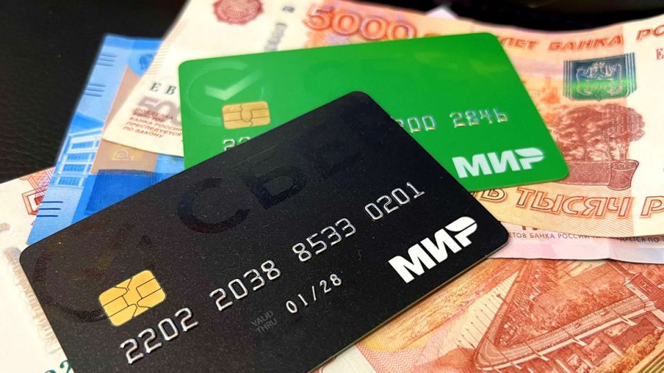 Подросткам закроют доступ к банковским картам: что стоит знать