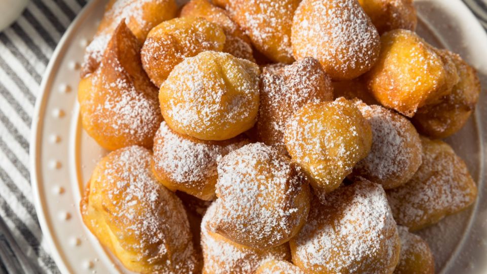 На кефире и с яблоком: эти хрустящие вкусняшки разлетятся, не успев даже остыть
