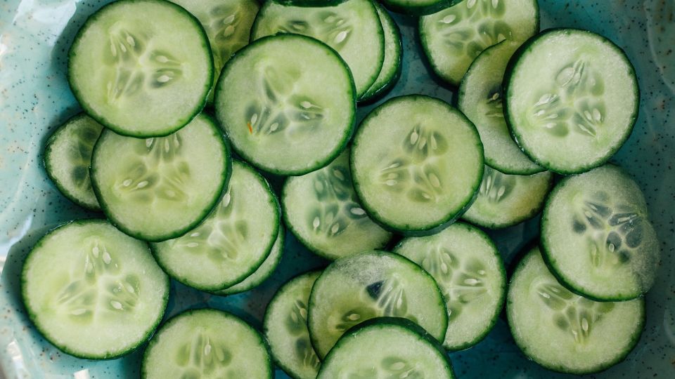 Сохранить летний урожай огурцов до зимы легко: поможет простая хитрость