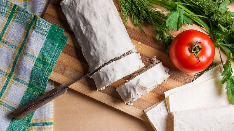 Про шаурму больше не вспомните: нежнейший рулет из лаваша станет любимой закуской