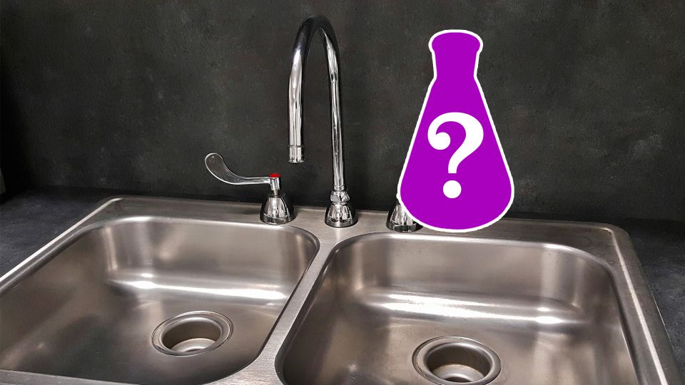 Слив раковины перестанет вонять за считанные минуты: налейте в него эту простую смесь