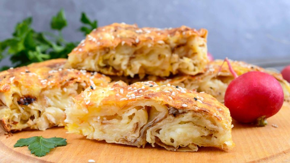 Этот сытный пирог полюбит вся семья: вкуснейшая начинка и никакой возни с тестом