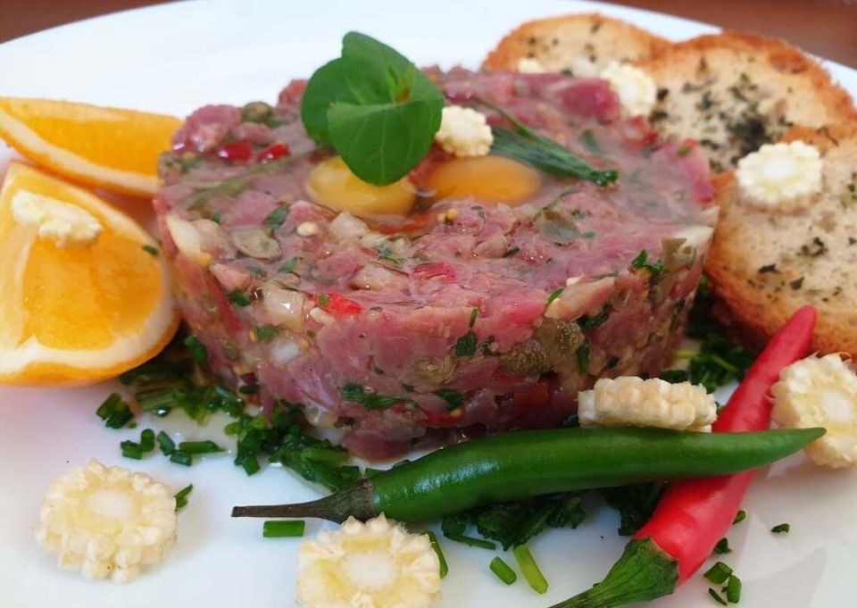 Тартар из говядины: искушение из сырого мяса, которому трудно устоять