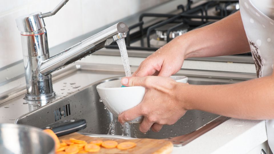 Не все хозяйки знают: вот как за минуту вернуть белизну пожелтевшим тарелкам