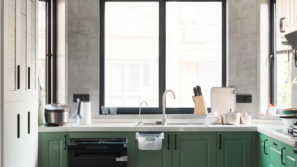 В каждой советской хрущевке был «шкаф» под окном: вот что в нем хранили