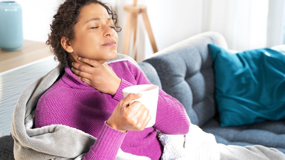 Вы сами себе вредите: вот почему больное горло не стоит лечить чаем