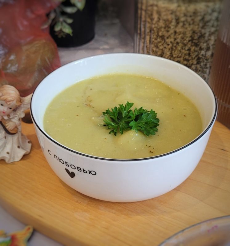 Вкусное освежение: суп-пюре из зеленого горошка и кабачка