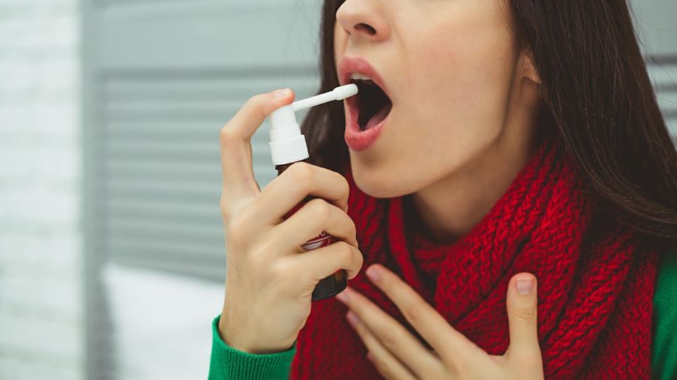 Не лечат, но калечат: эти средства для полоскания «добьют» больное горло