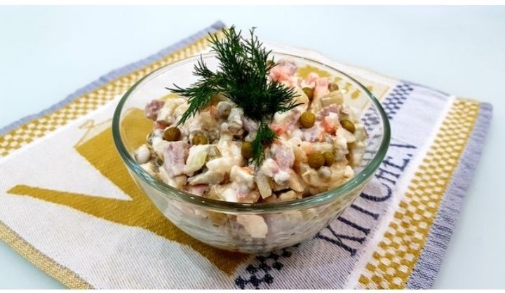 Почему 'Оливье' вызывает споры: история и классика любимого зимнего салата