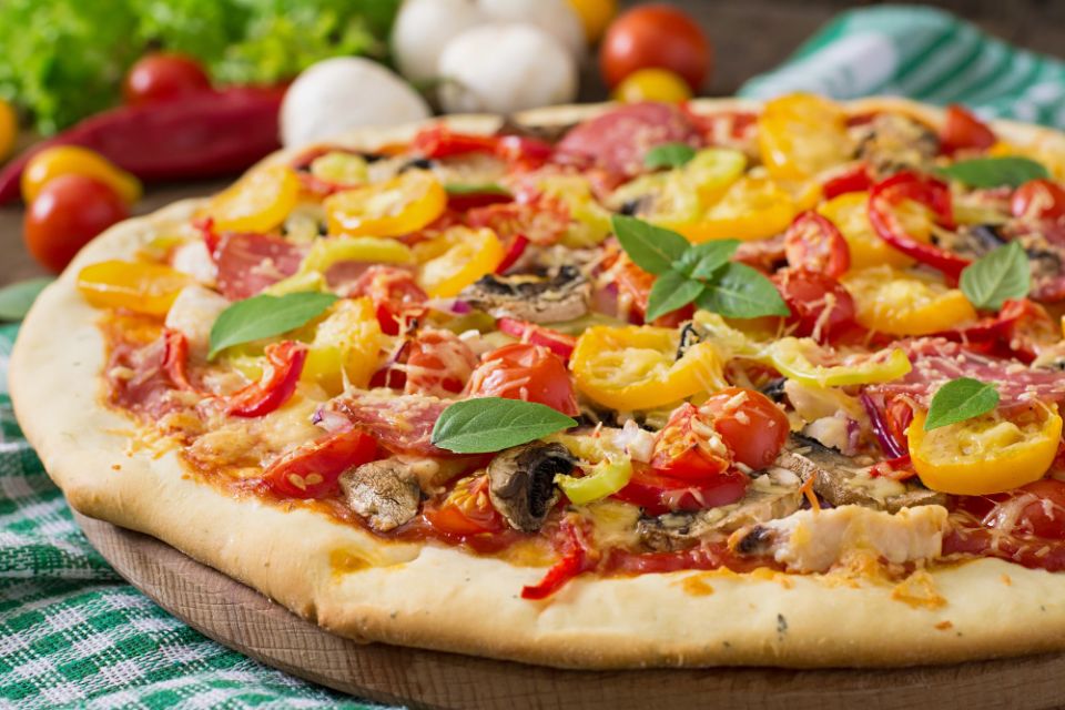 Итальянская пицца на вашей кухне: открываем секреты четырех сыров, неаполитанского теста и соуса