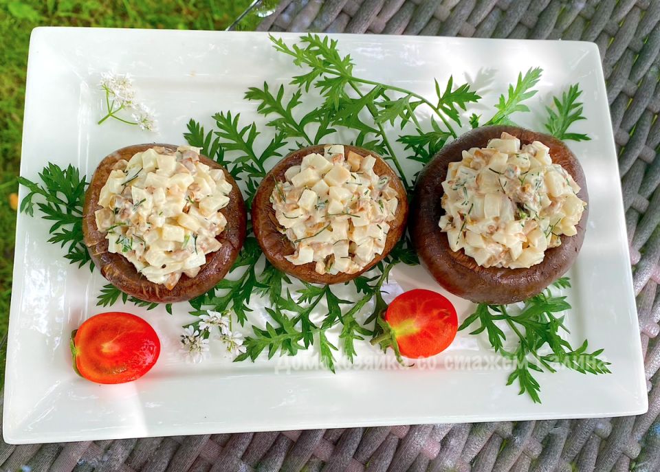 Элегантная закуска с шампиньонами и кальмарами под сырной корочкой