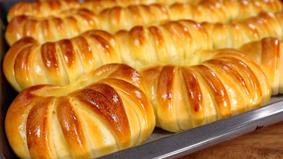 Мягкое тесто для булочек с заварным кремом и блестящей корочкой