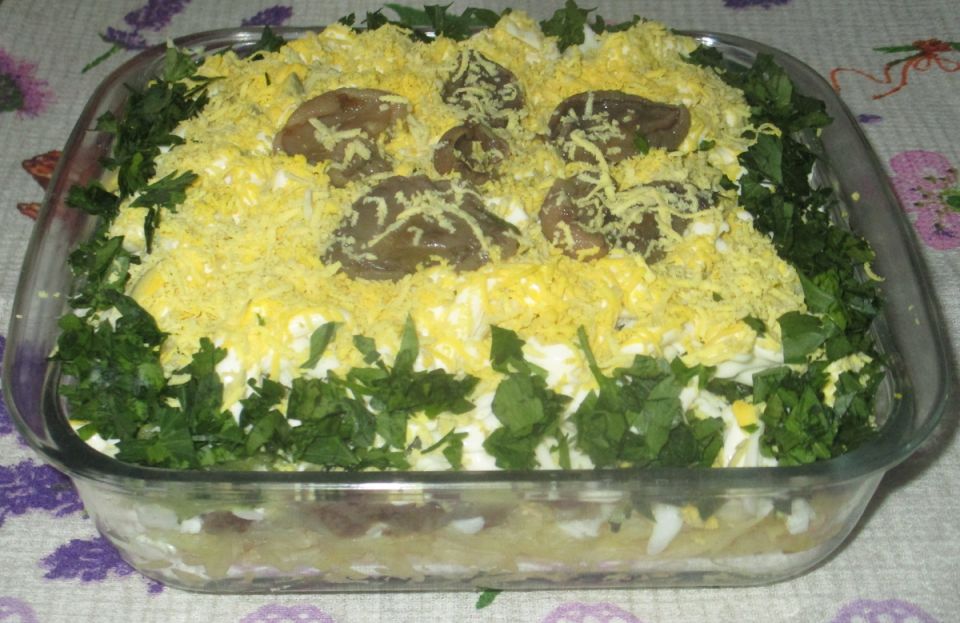 Салат с маринованными грибами: простой и вкусный рецепт