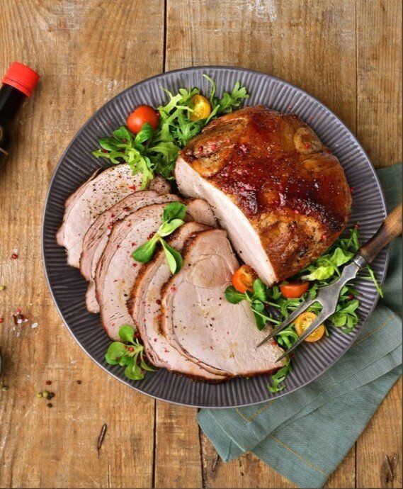 Ароматный свиной окорок под соевой глазурью: легко и вкусно