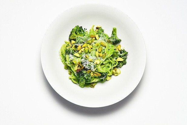 Спагетти с песто из фисташек и брокколи