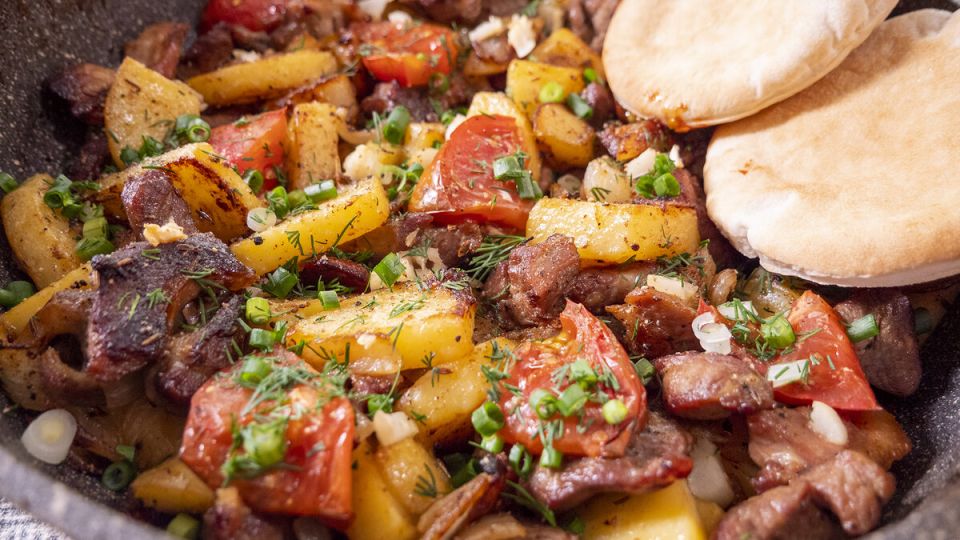 Неповторимое жаркое: как поразить семью вкусом баранины с картошкой