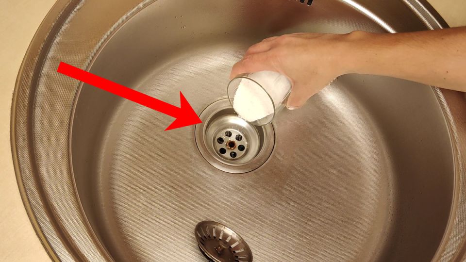 Как быстро справиться с засором в раковине с помощью простых средств